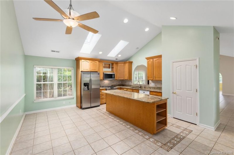 Property image 4 at 8 Stonebridge Drive, Asheville, NC 28805