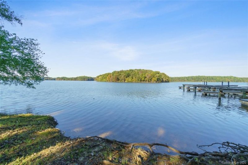 Property image 2 at 915 Northeast Drive, Davidson, NC 28036