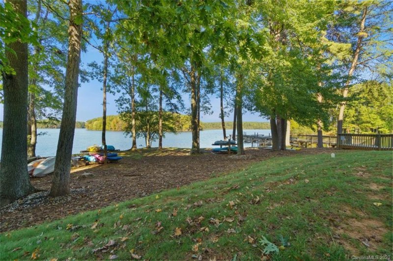 Property image 3 at 915 Northeast Drive, Davidson, NC 28036