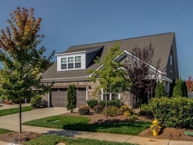 16005 Lakeside Loop Lane