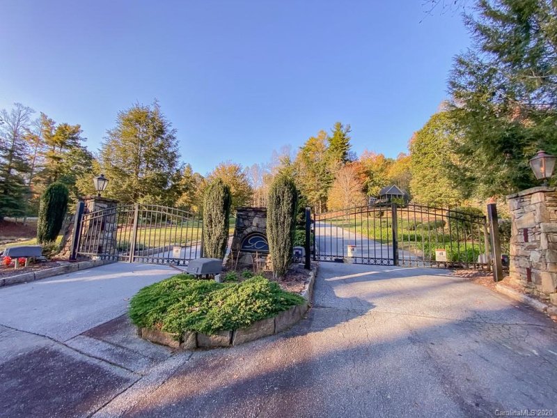 Property image 2 at 215 Crossvine Trail, Hendersonville, NC 28739