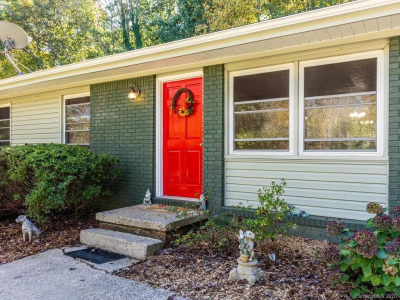 Property image 3 at 17 Lancelot Lane, Asheville, NC 28806