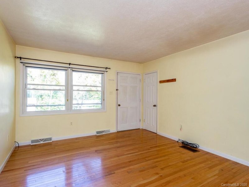 Property image 4 at 17 Lancelot Lane, Asheville, NC 28806