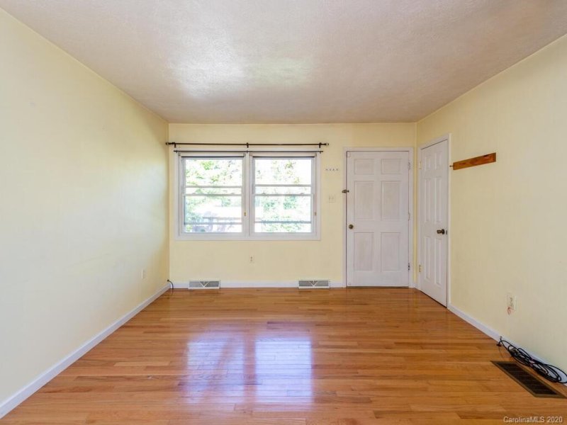 Property image 5 at 17 Lancelot Lane, Asheville, NC 28806