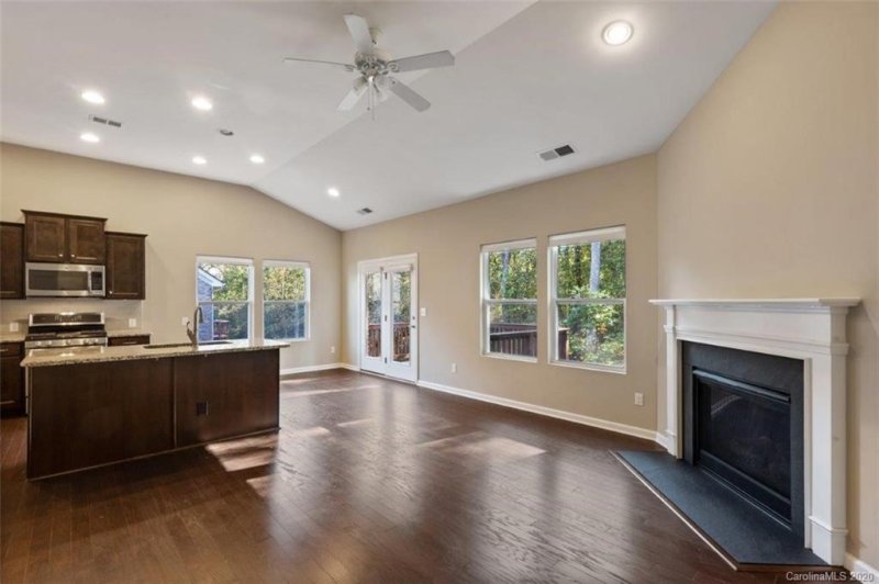 Property image 2 at 5301 Poplar Knoll Drive, Matthews, NC 28105