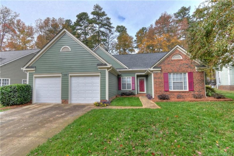 Property image 2 at 520 Oakbluff Circle, Charlotte, NC 28216