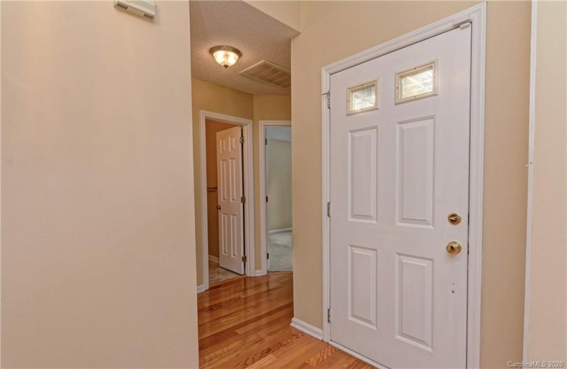 Property image 4 at 520 Oakbluff Circle, Charlotte, NC 28216