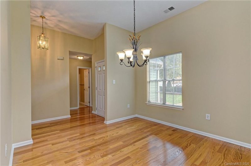 Property image 5 at 520 Oakbluff Circle, Charlotte, NC 28216