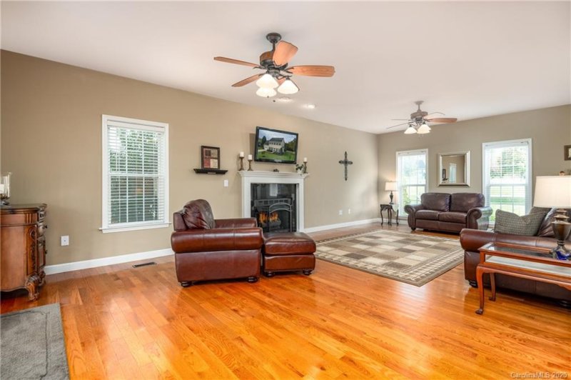 Property image 4 at 1817 Twin Ponds Drive, Hickory, NC 28602