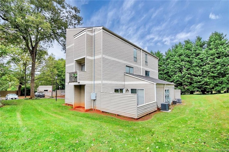 Property image 5 at 1635 Merry Oaks Road, Charlotte, NC 28205