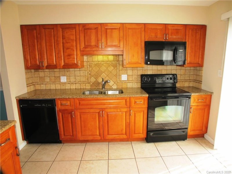 Property image 2 at 7802 Hummingbird Lane, Charlotte, NC 28212