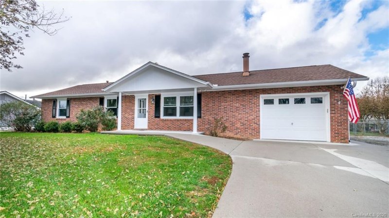 Property image 2 at 24 W Silverleaf Drive, Hendersonville, NC 28739