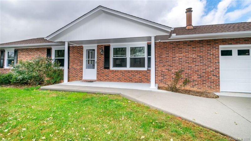 Property image 3 at 24 W Silverleaf Drive, Hendersonville, NC 28739