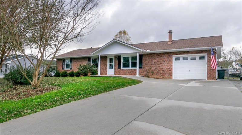 Property image 4 at 24 W Silverleaf Drive, Hendersonville, NC 28739