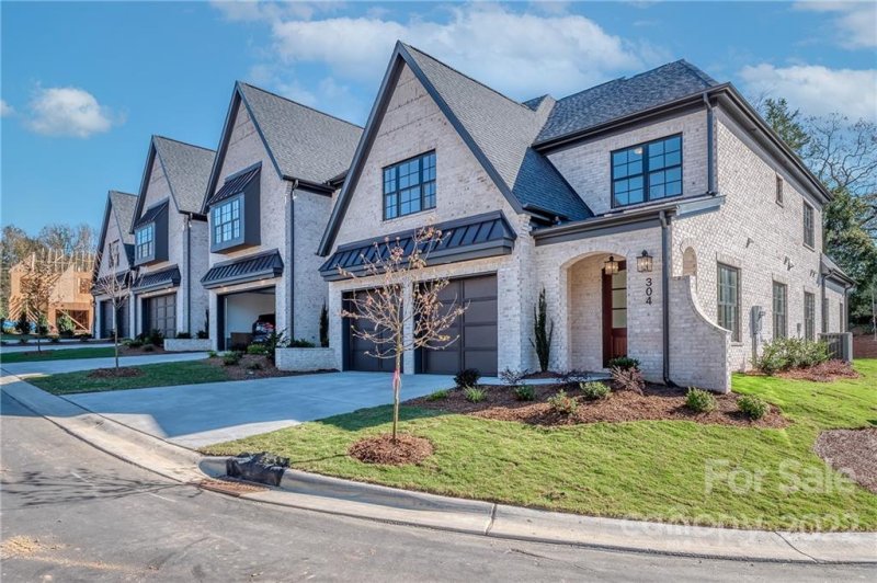 Property image 2 at 215 Audrey Place, Charlotte, NC 28226