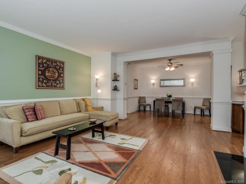 Property image 3 at 5617 Fairview Road, Charlotte, NC 28209