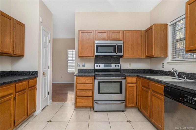 Property image 4 at 615 Oakbluff Circle, Charlotte, NC 28216
