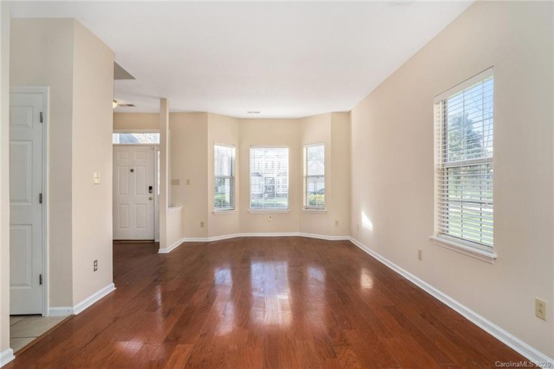 Property image 5 at 615 Oakbluff Circle, Charlotte, NC 28216