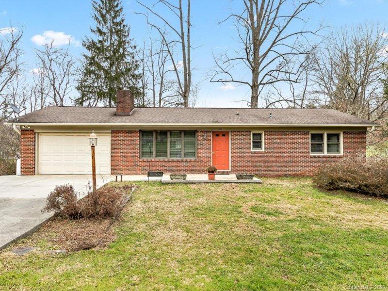 Property image 2 at 104 Twin Brook Drive, Hendersonville, NC 28791