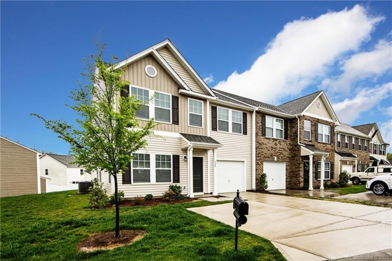 Property image 2 at 325 Battery Circle, Clover, SC 29710