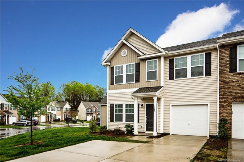 Property image 3 at 325 Battery Circle, Clover, SC 29710