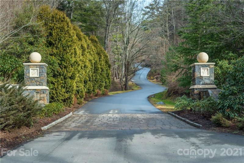 Property image 2 at 27 Villa Nova Drive, Asheville, NC 28804