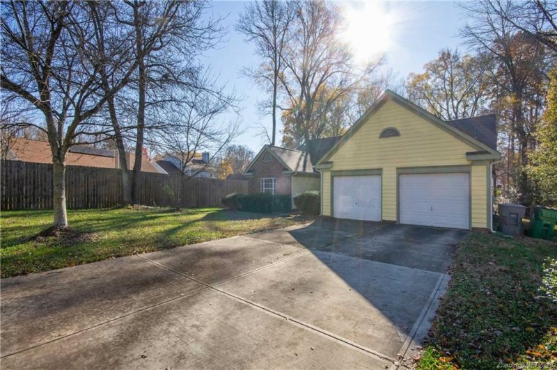Property image 2 at 712 Oakbluff Circle, Charlotte, NC 28216