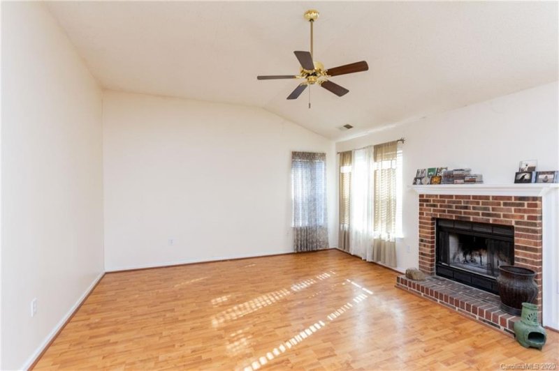 Property image 3 at 712 Oakbluff Circle, Charlotte, NC 28216