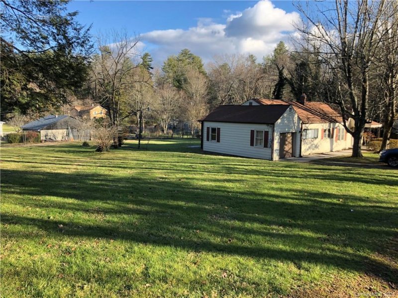 Property image 3 at 407 W Chestnut Drive, Hendersonville, NC 28739