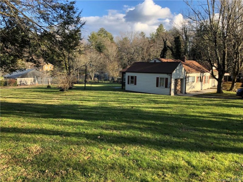 Property image 4 at 407 W Chestnut Drive, Hendersonville, NC 28739