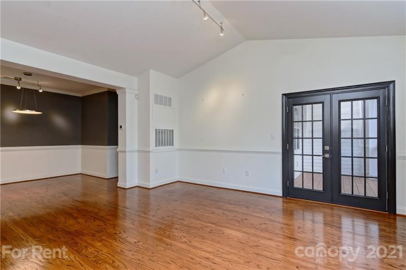 Property image 5 at 5601 Fairview Road, Charlotte, NC 28209