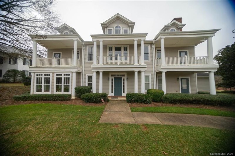 1056 The Glen Street