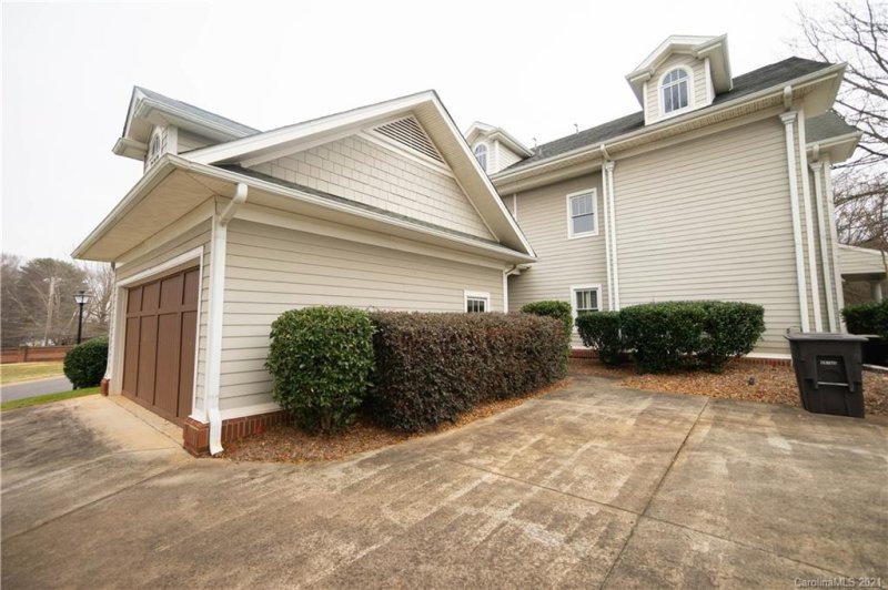 Property image 2 at 1056 The Glen Street, Statesville, NC 28677