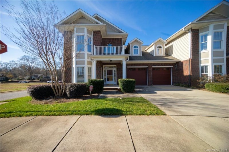 1017 The Glen Street