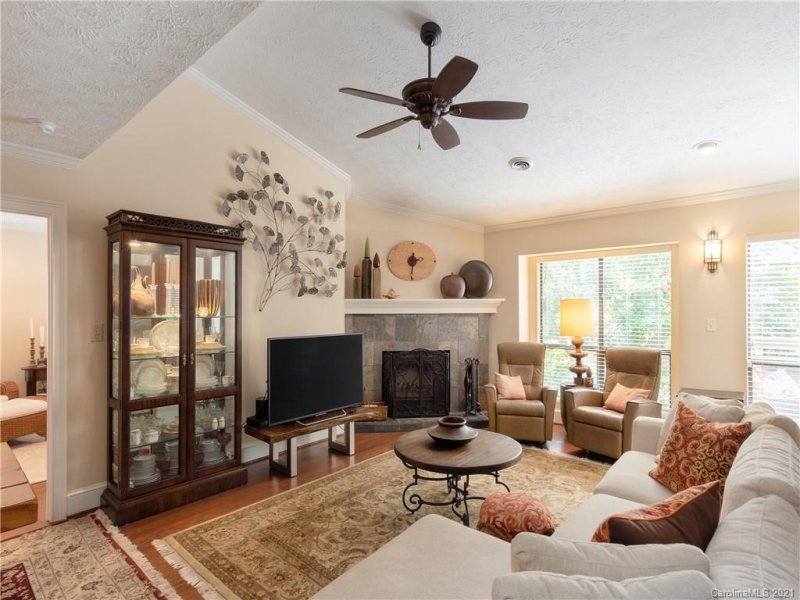 Property image 2 at 40 Ravencroft Lane, Asheville, NC 28803