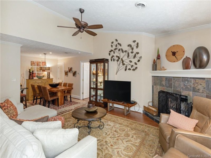 Property image 3 at 40 Ravencroft Lane, Asheville, NC 28803