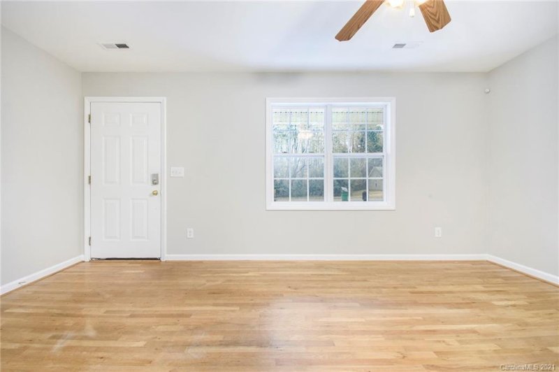 Property image 3 at 401 Touch Me Not Lane, Charlotte, NC 28216