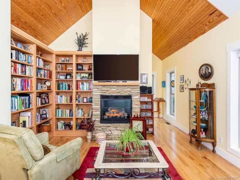 Property image 4 at 4 Carvers Creek Drive, Asheville, NC 28806