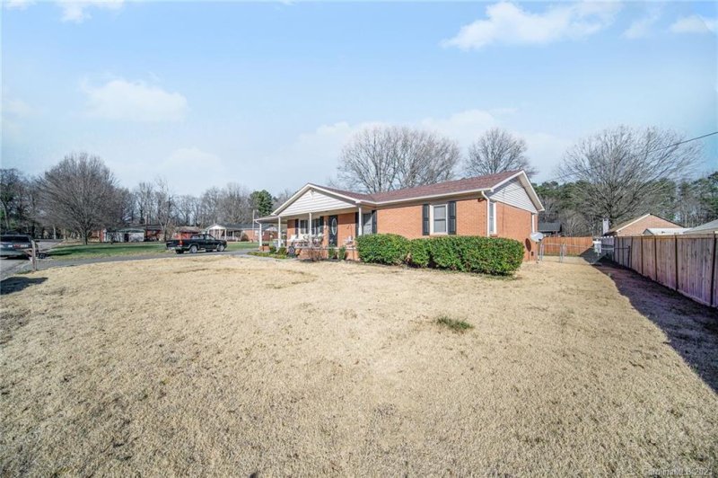 Property image 3 at 327 Meadowood Circle, Kannapolis, NC 28081