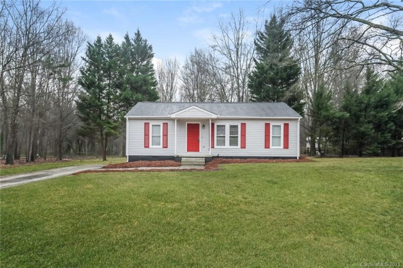 Property image 2 at 326 Catawba Circle, Matthews, NC 28104