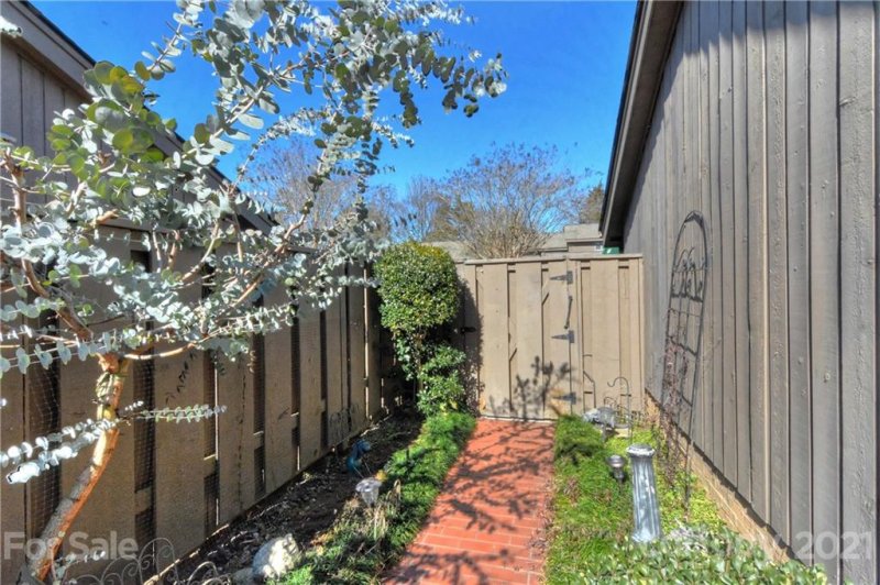 Property image 3 at 5009 Sunningdale Court, Charlotte, NC 28226