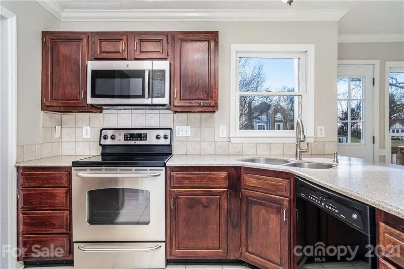 Property image 2 at 109 Whitefriars Lane, Matthews, NC 28105