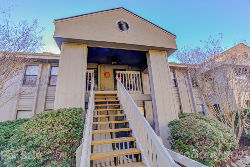 2504 Vineyard Boulevard