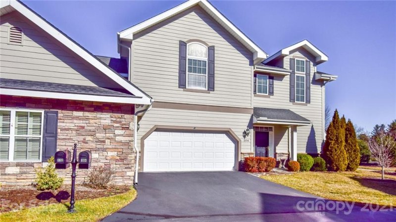 Property image 2 at 104 Towne Place Drive, Hendersonville, NC 28792