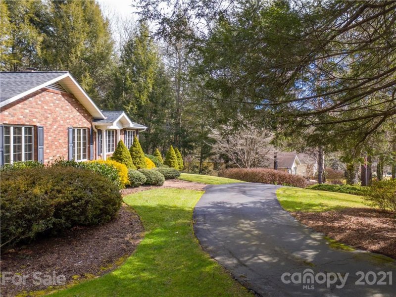 Property image 3 at 15 Legendary Road, Hendersonville, NC 28739