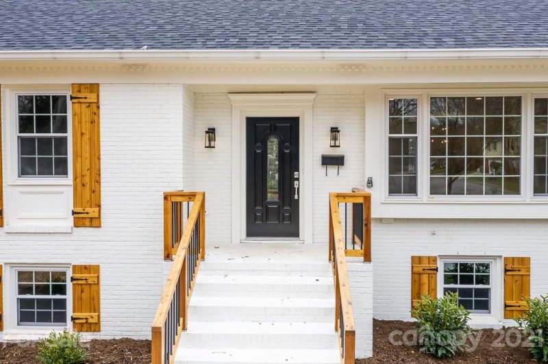 Property image 2 at 3101 Brookridge Lane, Charlotte, NC 28211