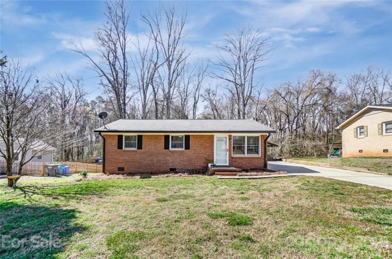 Property image 2 at 213 Point Circle, Belmont, NC 28012