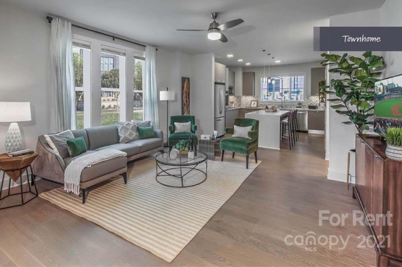 Property image 3 at 909 Camden Grandview Road, Charlotte, NC 28202