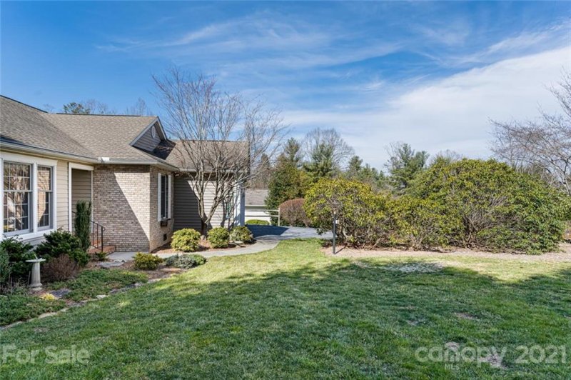 Property image 2 at 25 Old Applewood Lane, Hendersonville, NC 28739