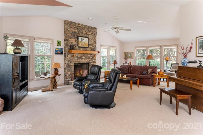 Property image 5 at 25 Old Applewood Lane, Hendersonville, NC 28739